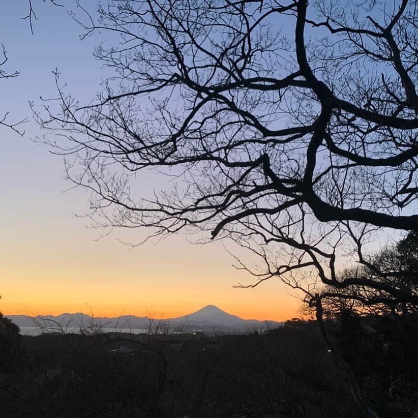 クリス智子のインスタグラム：「夕暮れ時「今日は、絶対に、きれいに見えるだろうなぁ」と、気持ちはやらせ、通った道での一枚。  肉眼では、富士山も相当大きく見えるんだけどなぁ，、 いい夕暮れだったことを伝えたい。  そちらは、どうでしたか？  日が暮れる時間に、ちゃんと空を見られたなら、 本当に幸せ。」