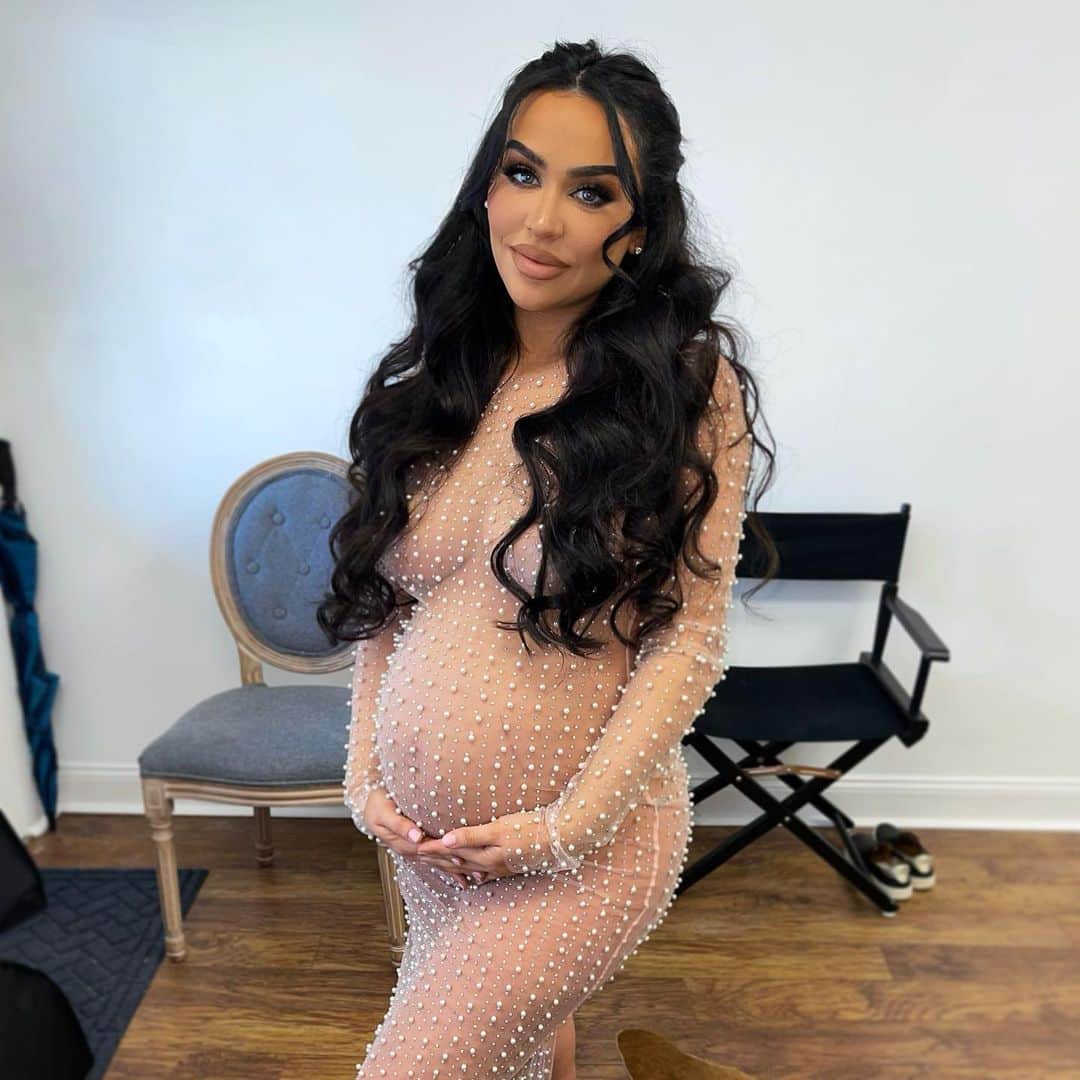 Carli Bybelのインスタグラム：「Had the best time at my maternity shoot earlier in the week! Can’t wait to see the photos😭🤰🏻💙 hair tutorial for these curls will be up this weekend!! #32 weeks on Sunday... how 🤯」