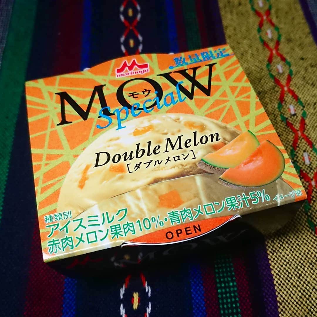 柴子のインスタグラム：「本日のアイス！ MOW　Special　ダブルメロン  めっちゃメロン！ すごいメロン！！ #散財デ部  #アマイモノスキー  #真夜中のアイステロ」