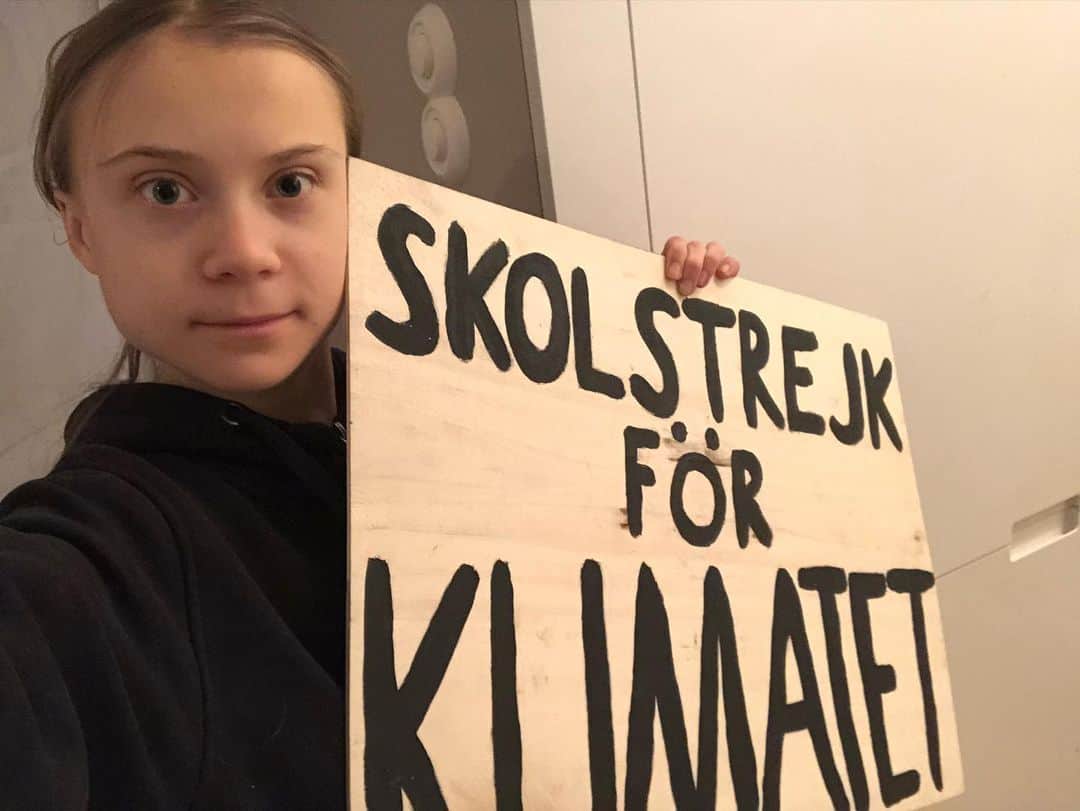グレタ・トゥーンベリのインスタグラム：「School strike week 131. #climatestrikeonline #fridaysforfuture #schoolstrike4climate #FaceTheClimateEmergency #StandWithDishaRavi」