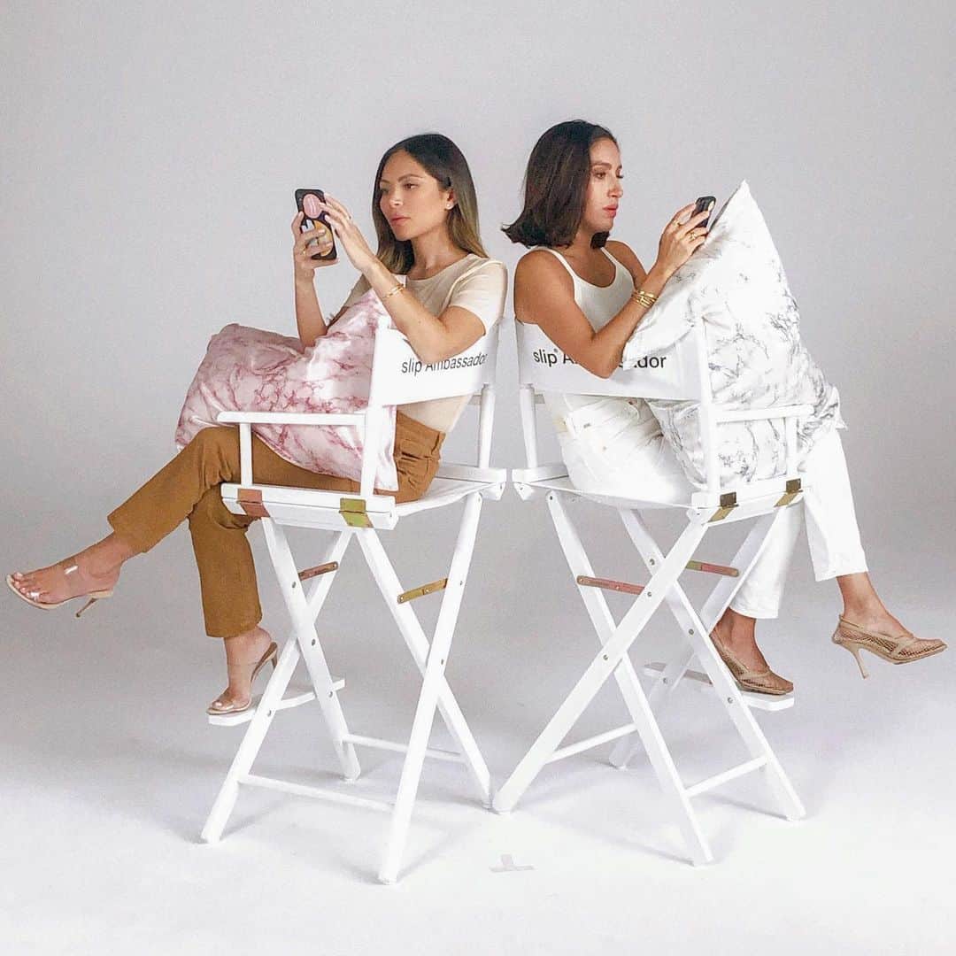 JEN ATKINのインスタグラム：「@marianna_hewitt true friendship is when you can just sit together and be on your phones 💁🏽‍♀️📲 @slipsilkpillowcase #slipambassador」