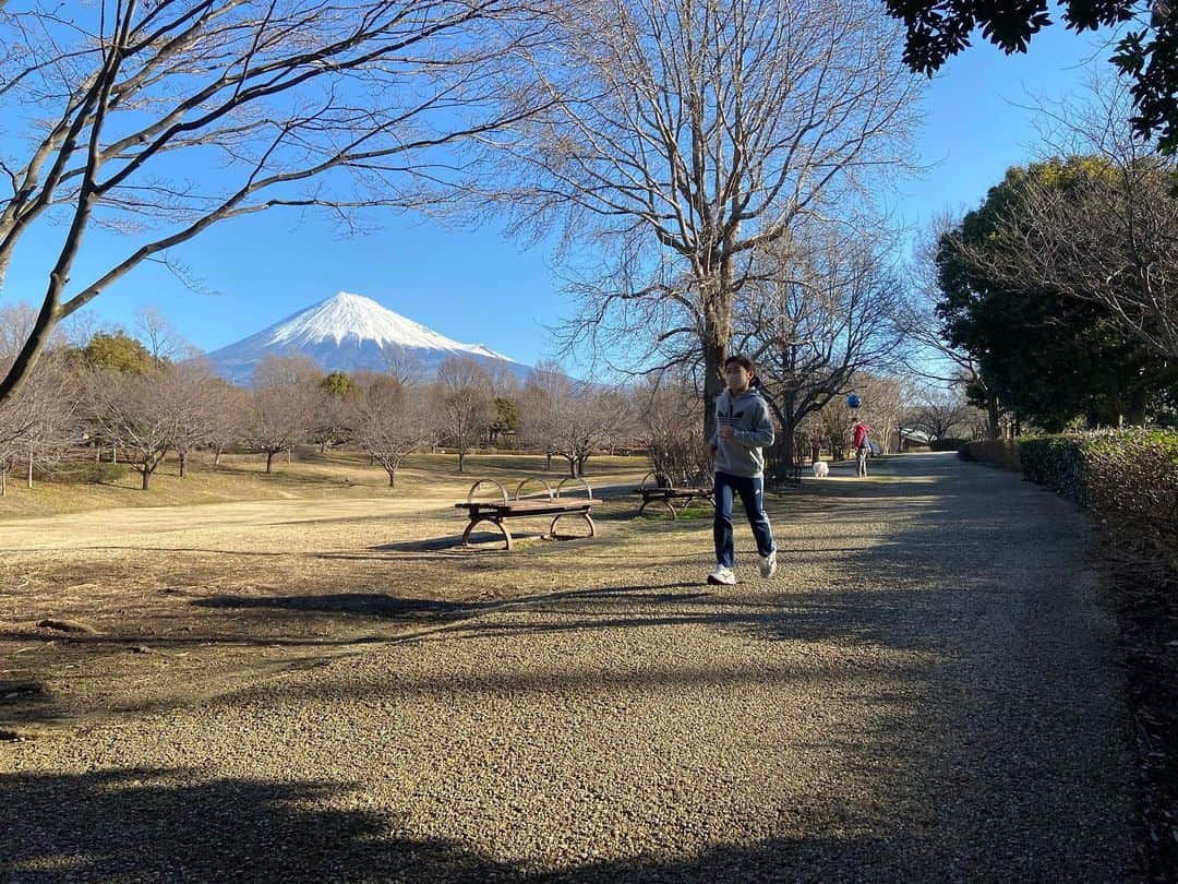 芦川うららのインスタグラム：「近所の公園で朝のランニングをしています🏃🏻‍♀️ 富士山がよく見えて気持ちよく走れます🗻春になると桜が満開になるので楽しみです🌸」