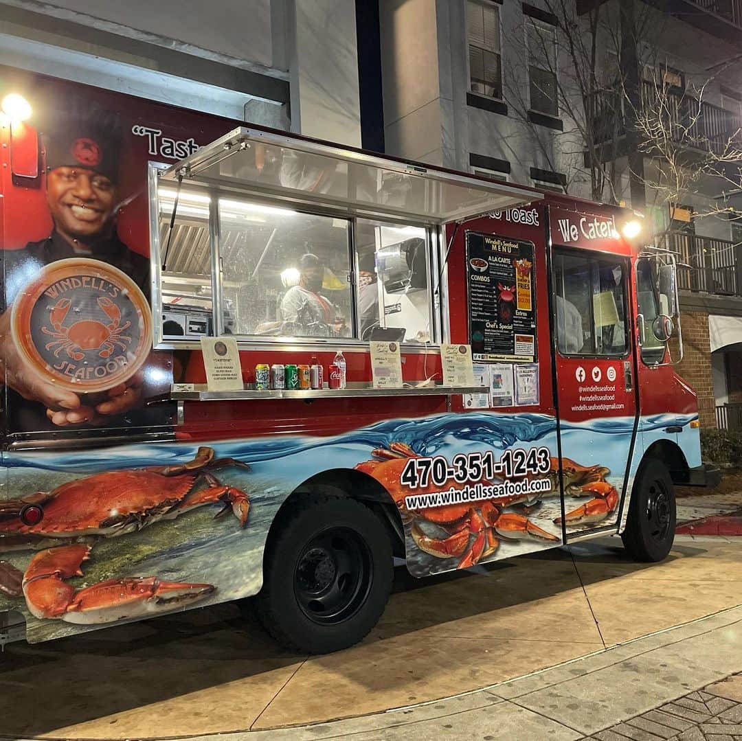 シャキール・オニールのインスタグラム：「Blue Crab Melt 🦀  Surf No Turf Basket 🍤 Spicy Crab Soup and Shrimp Salad 💥 Crab Balls Basket 🤤🤤  I’m about to order the entire @WindellsSeafood menu! This black-owned food truck is legit blue crab greatness! Pull up to 600 Memorial Dr SE - Atlanta, GA  30312, Saturday/ today from 1-5 p.m. to support my guy! Let’s close out #BHM supporting @WindellsSeafood. No disappointment here.」