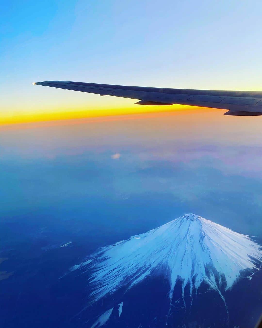 本間将人のインスタグラム：「飛行機からの今日の富士山🗻  Mt Fuji」