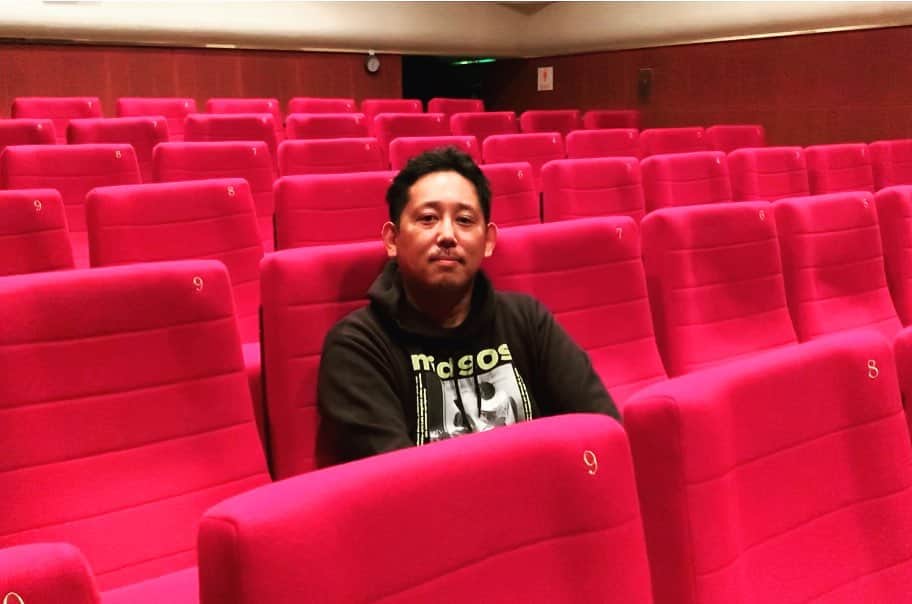 入江悠のインスタグラム：「連続ドラマの撮影をしてます。 少しでもミニシアターのワクワク感をお伝えできればと、某映画館で撮影させて貰いました。 2/22に発表。」
