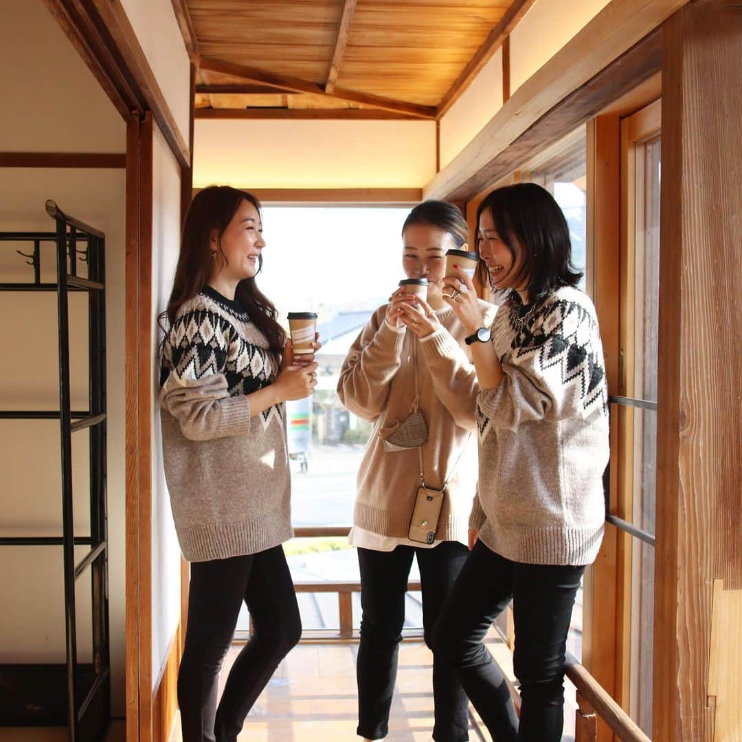 ai.takahashi328のインスタグラム：「早数ヶ月経ちますが、初めての高知県は3人それぞれ仕事を抱えての、ワーケーションで伺いました✈️ いやぁ、ワーケーションってコロナ禍になってよく聞くワードに。 いつもと違う環境に身を置くと、考えたり感じることもまた違うから、アリだなぁと思った初ワーケーションでした✨ ・ ・ 高知県宿毛市にある宿毛まちのえき林邸 この通り、陽射したっぷり入る空間がかなり心地よい✨ 和室はワークショップとかにも使えそうで、近くにこんな所あったら絶対使いまくるなぁ。。。と思いました☕️ ・ ・ ・ 高知写真、ちょこちょこ載せていきます📸 ・ ・ ・ そんでもって、これ2日目の写真なんですが打ち合わせ無しでこんなに被ることあるんか🤣🤣🤣 れいこちゃんに至ってはニットの色も同じ😂　 いやいや、びっくりしたで〜🤣 ・ ・ w/ @nanapanda517  @reikonohmi  ・ ・ #ワーケーション #宿毛まちのえき林邸  #高知 #高知カフェ　 #tabijo #カメラ部　 #カメラ女子　 #大人女子旅 #高知観光 #高知県宿毛市  #ワーケーションマガジン #オソロコーデ #まさかのおそろ #双子か #いや、姉妹か」