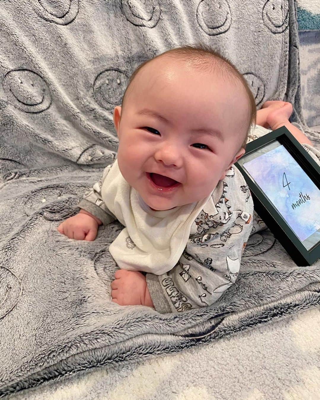 塩見好輝のインスタグラム：「そんな笑顔みせられたらやばい。 頑張れるよ〜🏌️‍♂️！ なんかありがとう👶 #赤ちゃん＃4ヶ月#はるくん」