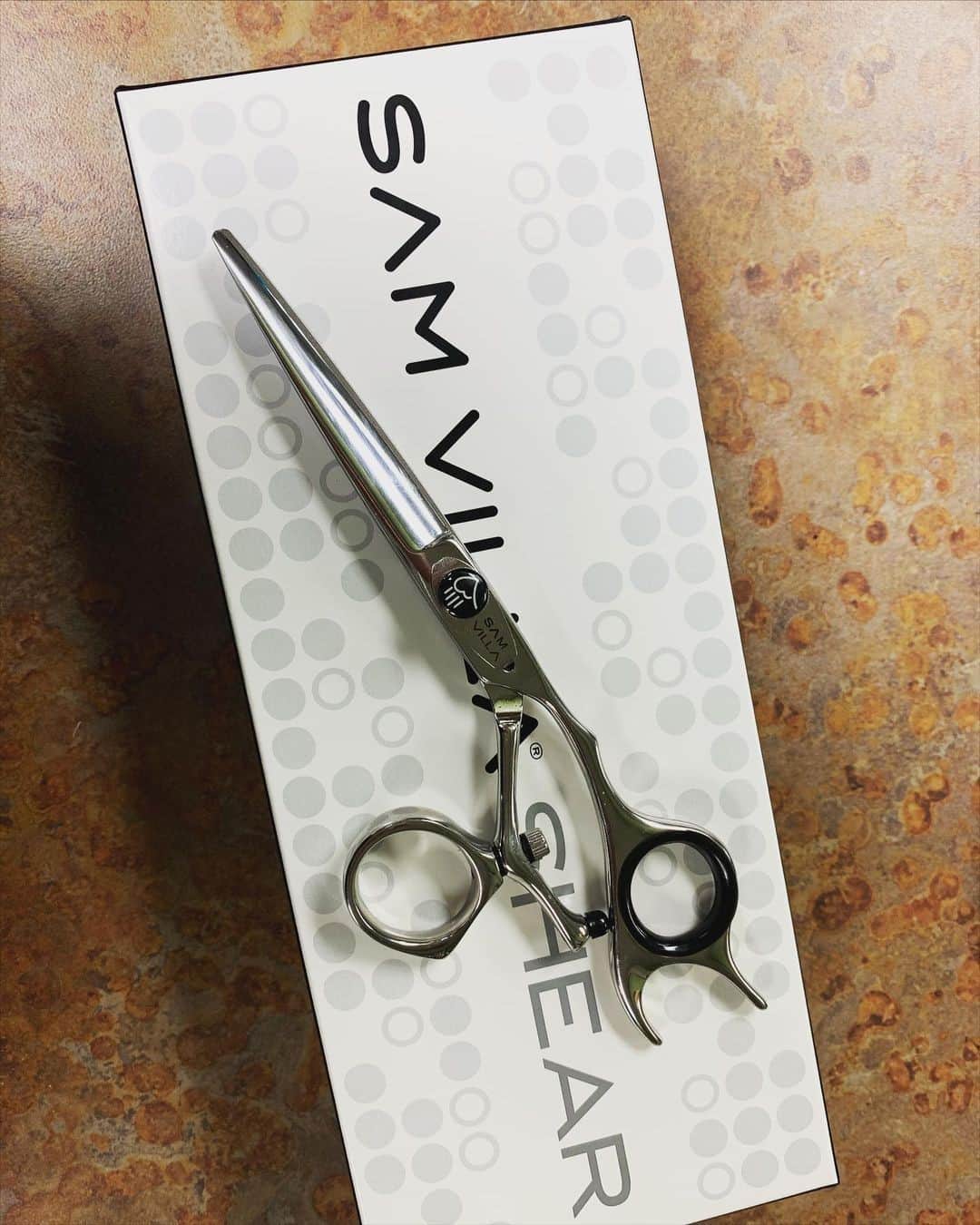 Sam Villaのインスタグラム：「Your body is the most important and most fragile tool that you own. Protect it and your ability to do what you love with a shear that works with your body, not against it. Instead of forcing your arm into awkward and uncomfortable positions to get the right angles, this swivel shear keeps your wrist straight and your elbow down throughout every #haircut⠀ ⠀ Product featured: #SamVilla SIGNATURE SERIES SWIVEL SHEAR⠀ ⠀ ✖️ Shop these shears and more on SAMVILLA.COM . 0% Financing available on purchases✖️ ⠀ ⠀ 📷 : @lisaj_hairnails」