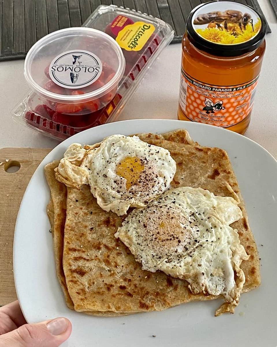ジョルジュ・サンピエールのインスタグラム：「This morning I’m eating my favorite breakfast, it’s a Moroccan dish called Msemen. I’m eating it with honey and having eggs and berries with it👌 Thanks @coach_nej!」
