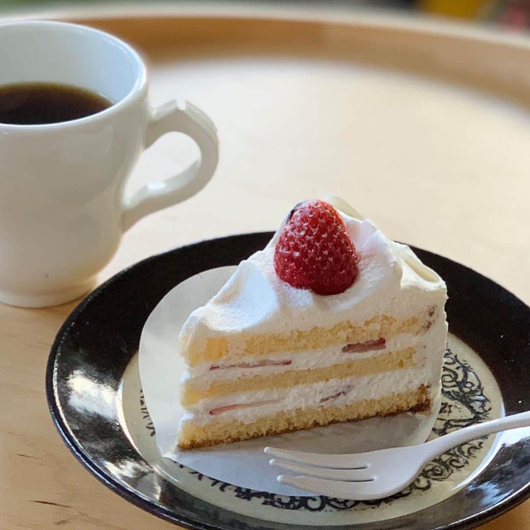 OKAのインスタグラム：「スタンダードな苺のショートケーキを食べるのは何年ぶりかな。童心に戻る味。  #永福町リコメンド #patisseriefrips」