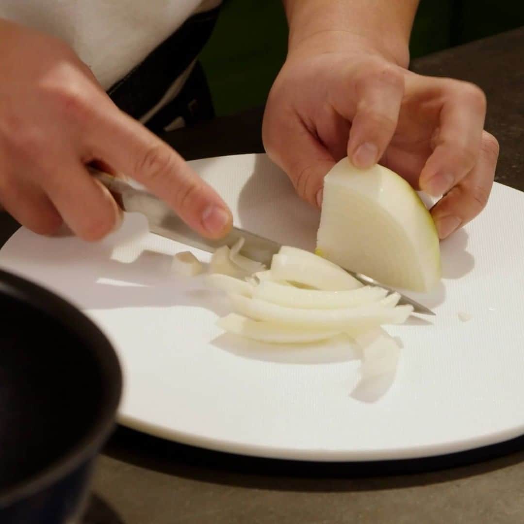栗原心平さんのインスタグラム写真 - (栗原心平Instagram)「今日は ＃キムチ を使った「牡蠣とキムチのクリーム煮」の作り方をアップしました！  #キムチ と #生クリーム があれば簡単に作れます！  ちょっと驚きのコクと深みが広がる味です！  絶対美味しいと思いますので、ぜひお試し下さい。  レシピはプロフィールのリンク＞LINE＞動画からご確認いただけます！ @gochisosamachannel  #家で作ろう #栗原心平 #shimpeikurihara #ごちそうさまチャンネル #料理 #レシピ #簡単」2月21日 12時00分 - gochisosamachannel