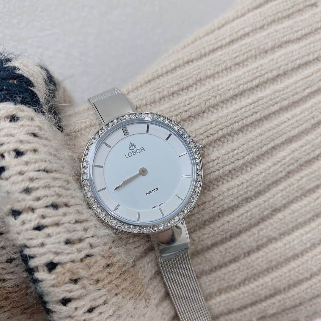 norikoのインスタグラム：「2021/02/21  とても素敵な時計✨ 一緒に時を刻んでいきます😊 ＠loborjapan 様より、頂いた 可愛いのにクール💕な時計です。 ありがとうございます。  #lobor #ロバー #腕時計 #時計 #手元倶楽部 #プレゼント #ギフト #ペアウォッチ  クーポンコード 【kttltbr50】 ご使用で10パーセントオフになります。」