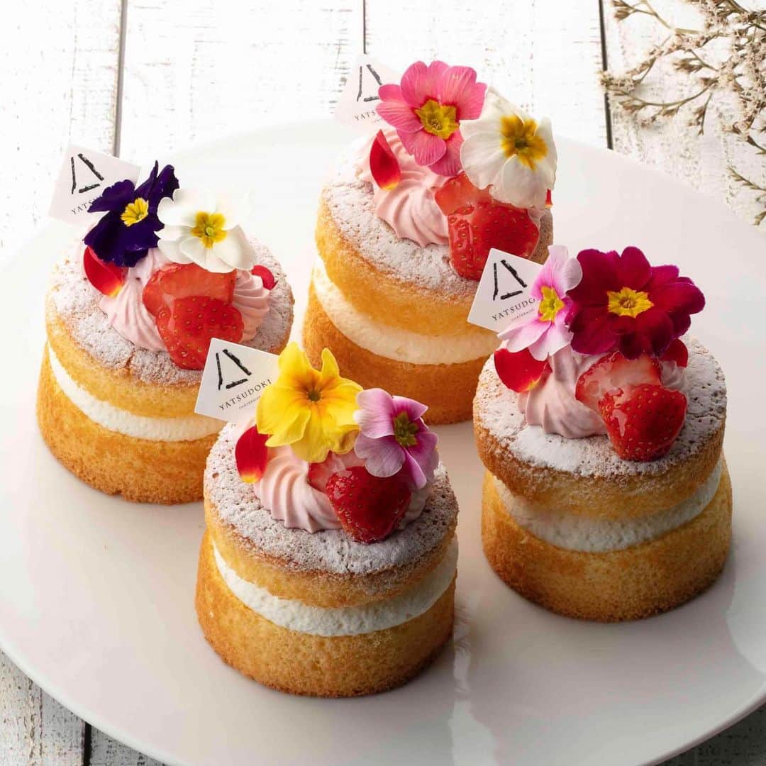 田辺智加のインスタグラム：「YATSUDOKIさんにて！ ぼる塾　田辺考案の Rosy Heart 発売！ 本日2月22日から！  可愛くて美味しいの！ あんりもはるちゃんも試作ペロリだった！  #YATSUDOKI #可愛い #概念 #ケーキ #プレゼント #贈り物 ＃ご褒美」