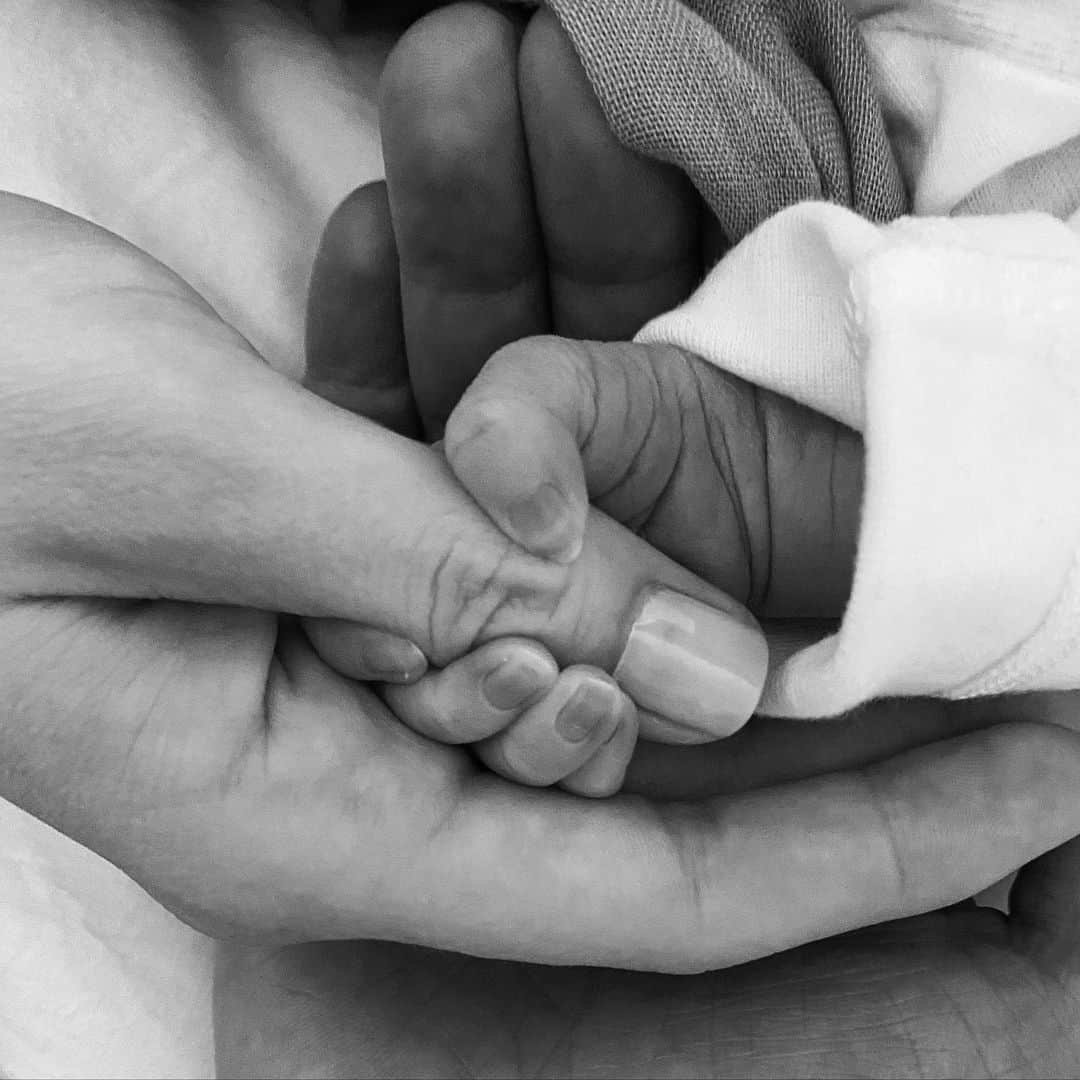 カイル・ニューマンのインスタグラム：「Overjoyed to welcome our blessing Etienne Noel Newman to the world. This little guy will only know LOVE. ❤️ @cynthialovely 02.17.21 #love #baby #newborn」