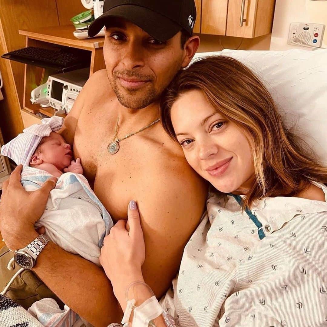 CBSのインスタグラム：「Oh, baby! @wilmervalderrama and @seaweanie are officially parents and we can’t handle the cuteness. 💕👶🏻」