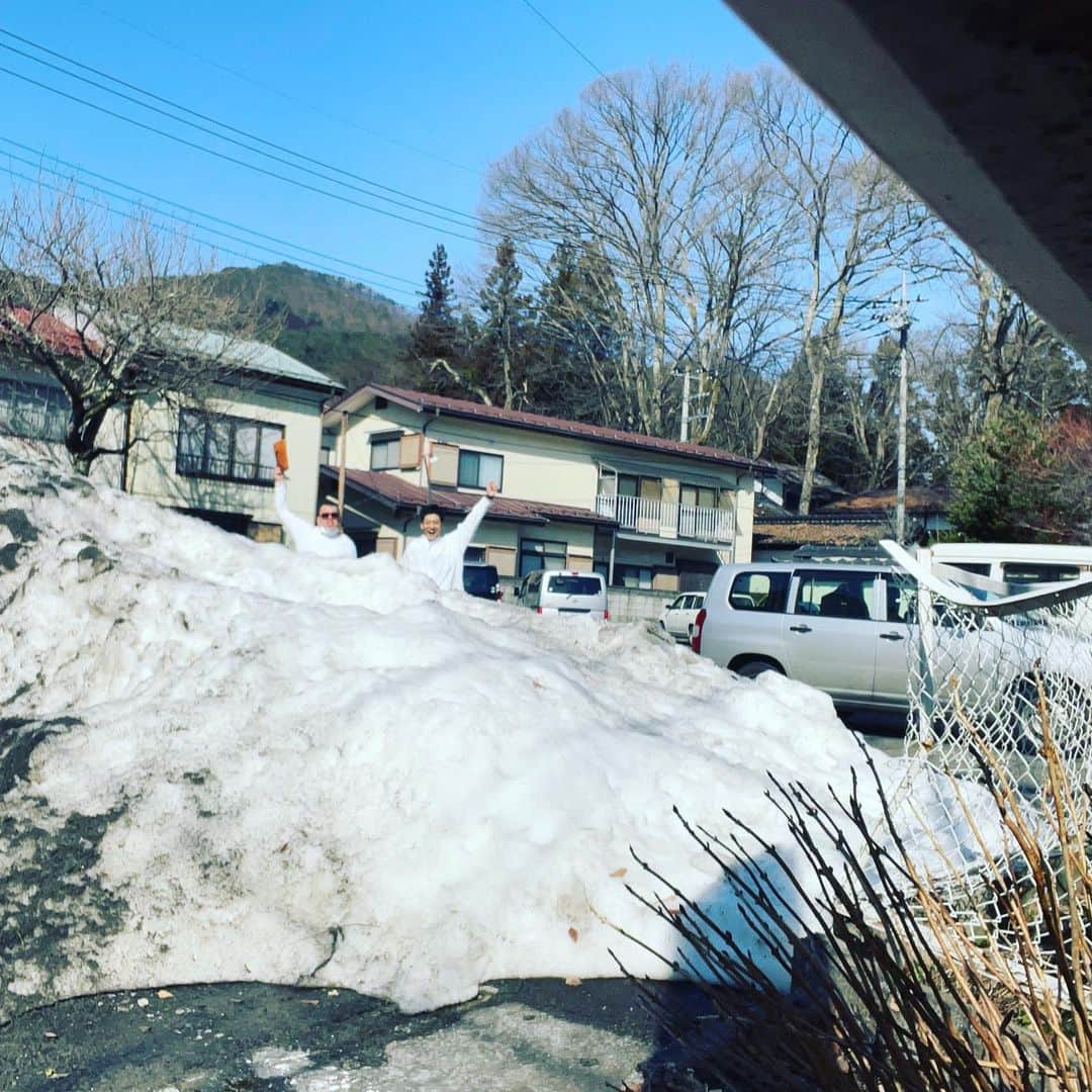 村田秀亮さんのインスタグラム写真 - (村田秀亮Instagram)「くっきーさんとロケ 日和がよ過ぎてます。 雪残りやけど暖かい。 何故か雪入れて撮りたがるくっきーさん 3枚目はタイマーしてダッシュして撮った。 #くっきーさん #群馬の奥地 #ロケ #趣」2月22日 14時45分 - toromurata