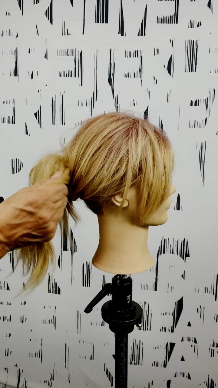 Sam Villaのインスタグラム：「#PressPlay to get Sam Villa’s #stylehack for achieving the perfect bouncy #ponytail.   Tools used: - SAM VILLA SIGNATURE SERIES TAIL COMB - 1 CLOTH COVERED PONYTAIL HOLDER - @Redken DRY SHAMPOO (available in INVISIBLE DRY SHAMPOO or DEEP CLEAN DRY SHAMPOO)  Shop #Redken products and #SamVillaTools on SALONCENTRIC.COM  #ItTakesAPro #Redken #RedkenReady #SamVillaHair #SamVillaCommunity #SalonCentric @saloncentric」