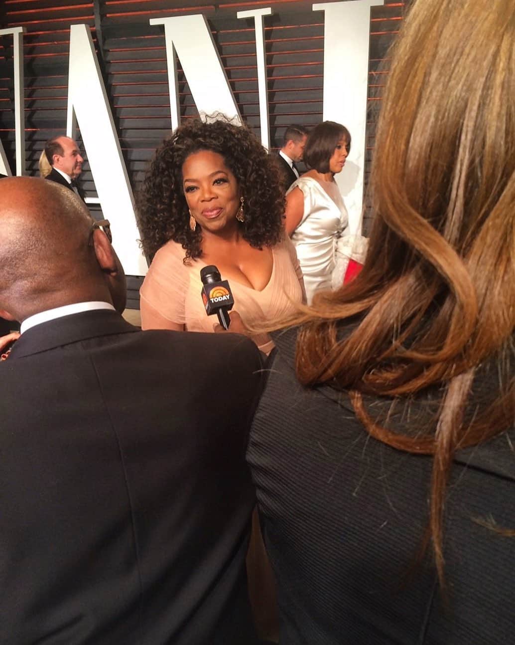 ミッチェル・コリンズのインスタグラム：「Happy 6th Anniversary to that time @AlRoker & I were shoulder2shoulder jockeying for @Oprah’s attention at the @VanityFair Oscar party.」