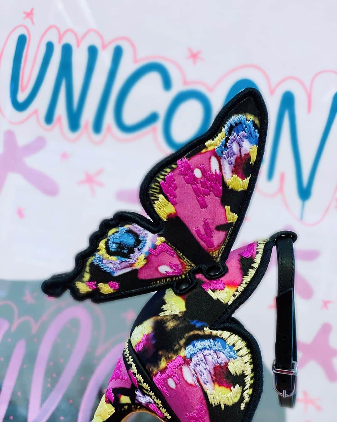 SOPHIA WEBSTERのインスタグラム：「Welcoming the week in with a wing! 🦋 'Chiara', has the most magnificent new wings and enchanting colours. ✨💞✨⁣ ⁣ #SophiaWebster #SophiaWebsterWings」