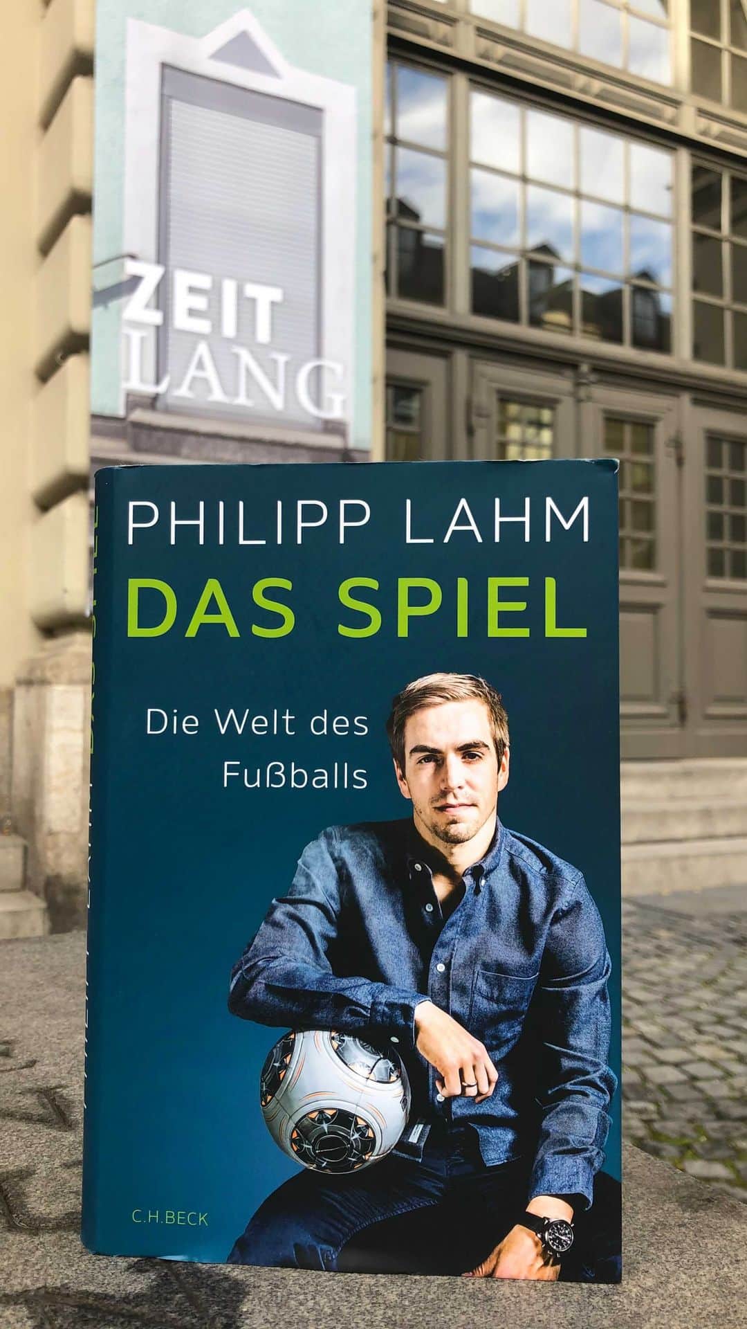 フィリップ・ラームのインスタグラム：「Ab heute ist mein neues Buch "Das Spiel. Die Welt des Fußballs" erhältlich.  Im Video gebe ich euch bereits einen kleinen Einblick und lese eine Passage daraus vor. Ich hoffe, ich kann euch dazu begeistern, es zu lesen. Viel Spaß dabei! Euer Philipp」