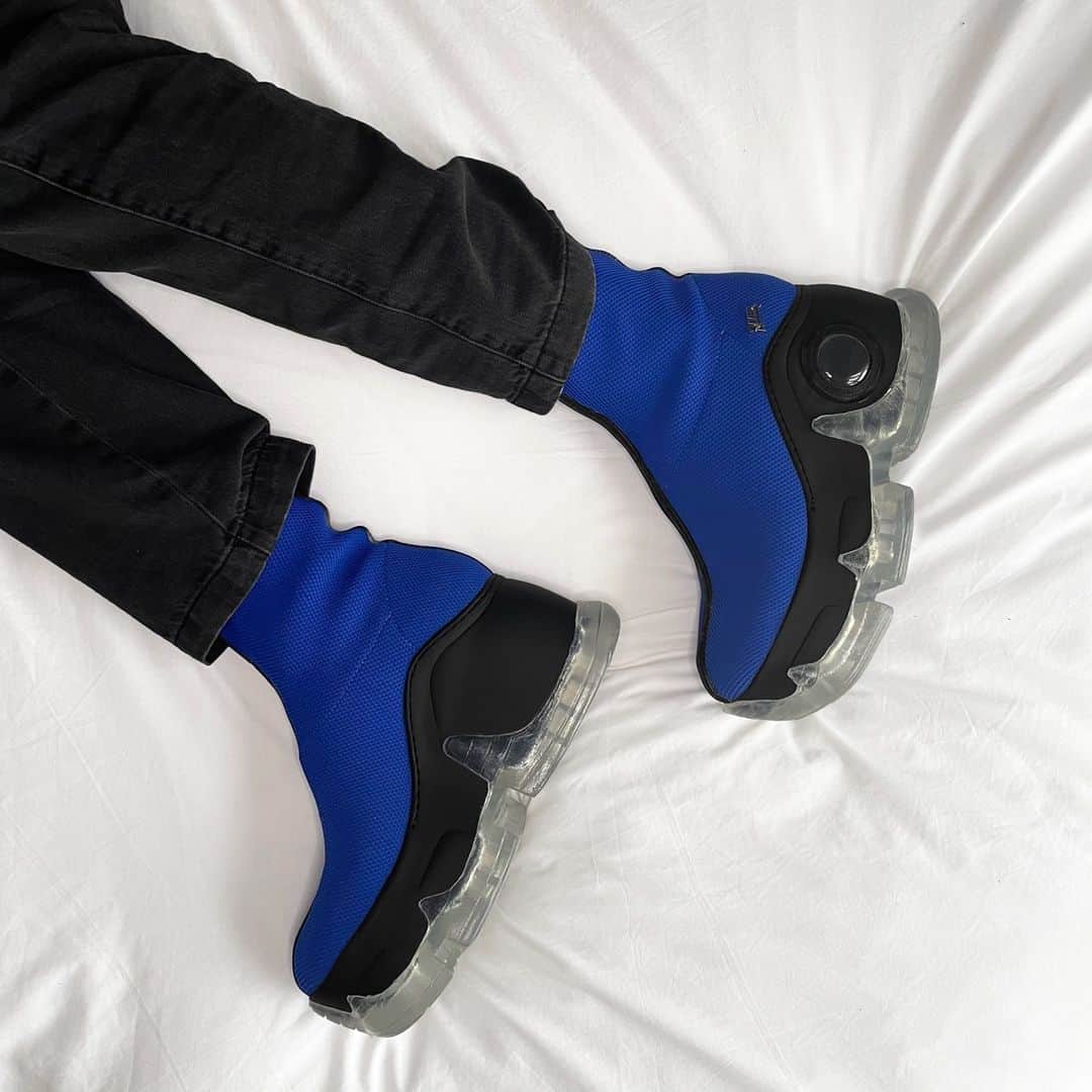 スウェアのインスタグラム：「Covered in an amazing blue tone, the AIR Xtra comes in a full unisex size range. Available in a variety of colourways on Farfetch.com. #swearlondon⁠ ⁠ Your made to order footwear will be ready to be shipped within 5 weeks.」
