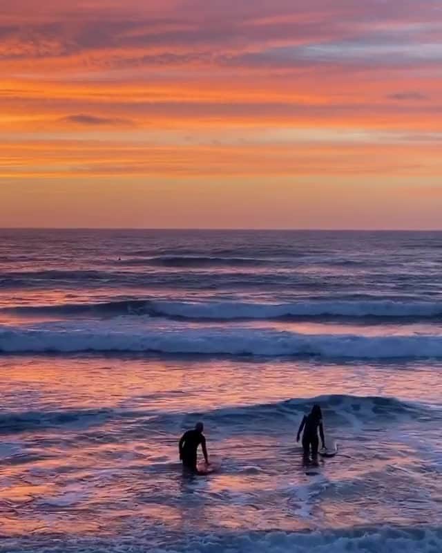 Australiaのインスタグラム：「Sunrise surf-ection 👌 @activeloulou spent her morning right by hitting the surf bright and early at #Torquay in #Victoria. Known as the surf capital, this coastal town is the official starting point of the @visitgreatoceanroad, and is about a 90-minute drive from @visitmelbourne. If you're an experienced surfer, grab your board and head to #BellsBeach or #JanJuc for epic swells and a shot at riding the waves of the #RipCurlPro. #seeaustralia #visitvictoria #greatoceanroad #holidayherethisyear」
