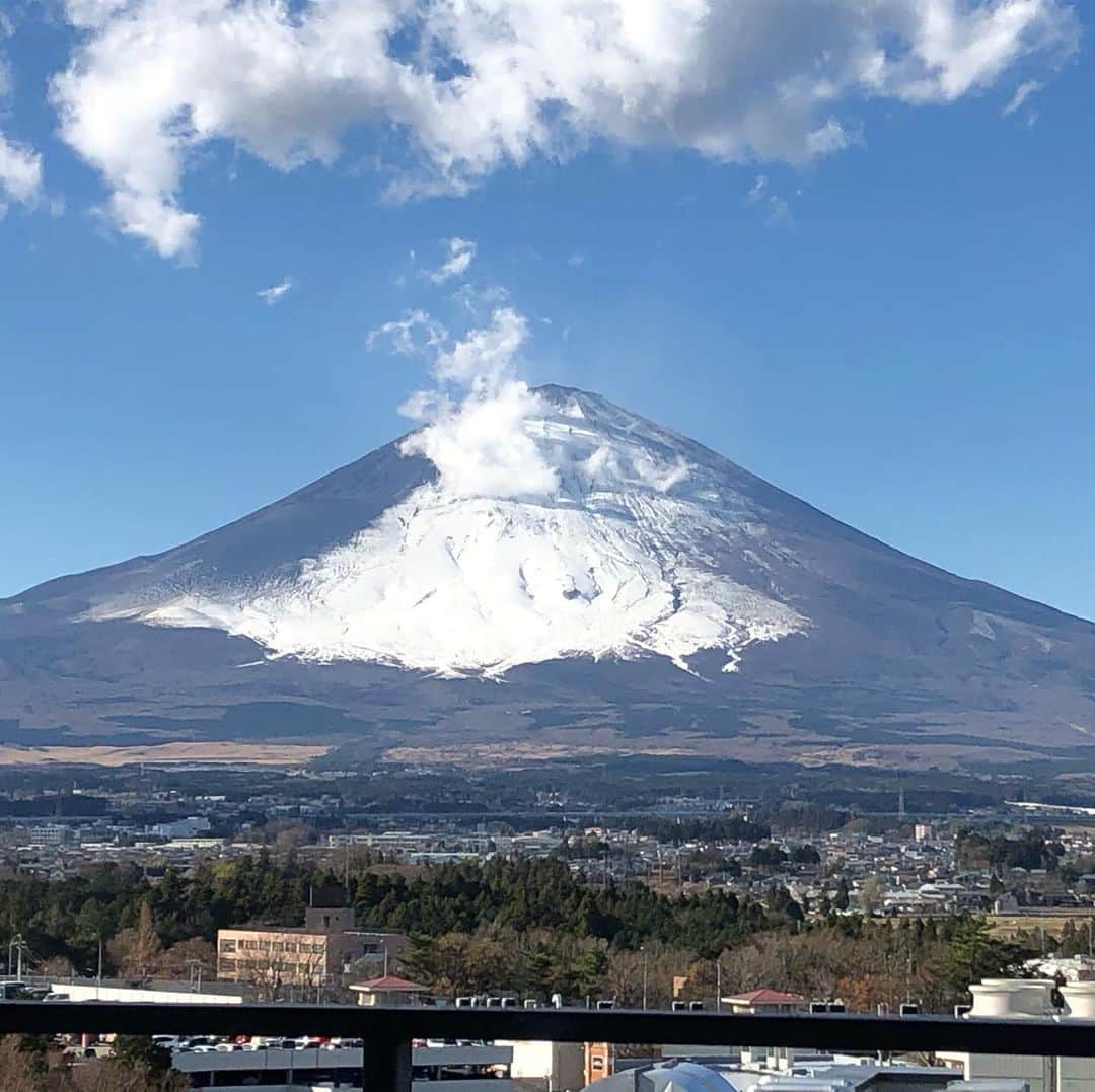 うえたけさんのインスタグラム写真 - (うえたけInstagram)「ぬまんづ うえたけの独り言 本日2/23(火)は富士山の日🗻にちなみまして2/23の2:23に富士山の写真を投稿しようとしましたが間に合いませんでした‼️ 22:03でも良いんですが時間に囚われると何事も集中出来なくなるのでこれぞ‼️The FUJIYAMAという写真をもう投稿します🗻  元々富士山の日は静岡県民は祝日㊗️でしたがたまたま天皇誕生日で全国的に祝日になったので静岡県民はちょっと損した気分になってるとかなってないとか⁉️ まぁ、なんにせよ、やった〜🙋‍♂️とはなってます‼️ ちなみに御殿場からの富士山でござる‼️  #富士山 #静岡県民 #富士山の日 #天皇誕生日 #祝日 #独り言 #ぬまんづ #トークライブ #ご来場 #ありがとうございました」2月23日 15時53分 - numanzu_uetake