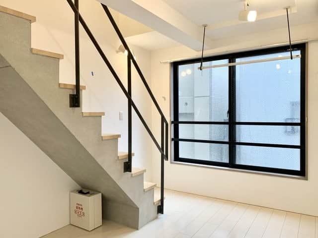グッドルームのインスタグラム：「築浅の最上階メゾネット。  東京 #大森 2DK 47.58㎡  ▼軽やかなステップで  ----------------------  2018年築の、 スタイリッシュホワイトコンクリデザイナーズ！  約50㎡の寝食分けれるメゾネット。 下の階にDKと水回り、 日当たりのいい上の階に 二つのベッドルームを備えて、 のびやかでメリハリのある生活が送れそうです。  コンクリ&ウッド&アイアンの スタイリッシュな階段は、開放感たっぷりに 上階と下階の行き来を橋渡ししていて、 頻繁な昇り降りも軽やかに行えそうです。  きれい系コンクリと白フローリングの奏でる 清潔感あふれる内装をベースに、 建具の木目の色合いがとってもセンスがいいし、 高級感があるんです。 そんな建具に合わせ、 洗面台もキッチンも同じ色合いの木目パネル。 こちらはツルツルの鏡面仕上げで、 いつでもきれいに保つことができそうです。  最上階のベッドルームには、 晴れたら気持ちの良い光が入りそう。  また、たっぷりの収納も見逃せないポイント。 靴箱もクローゼットも仲良く2つ分あるので、 仲のいい二人暮らしにもぴったりのお部屋です。  ※2021年4月28日より入居可能のお部屋です ※写真と文章は前回募集時のものです ※写真はクリーニング前のものです  ・⁠ こちらの物件は実際に住めるお部屋です。詳細はストーリー、ハイライトにて！⁠ ・⁠ こだわりのお部屋探しは、@goodroom_jp から URLをチェック！⁣⁣⁣⁣⁣⁣⁣⁣⁣⠀⁣⠀⁠ ・⠀⁠ ※最新のお家賃につきましては、リンク先物件ページからご確認ください。⁠ ⁠・⁠ #rokyo #goodroom #interiordesign #decoration  #myhome #homedesign #interiordecor #urbanlife #apartment  #生活 #お部屋探し #日々の暮らし #引っ越し #賃貸 #丁寧な暮らし #暮らしを整える #お洒落な暮らし #理想の空間 #間取り図 #シンプルな暮らし #東京 #東京賃貸 #2人暮らし #二人暮らし #2DK #2DK賃貸 #ペット可 #メゾネット #ルーフバルコニー」