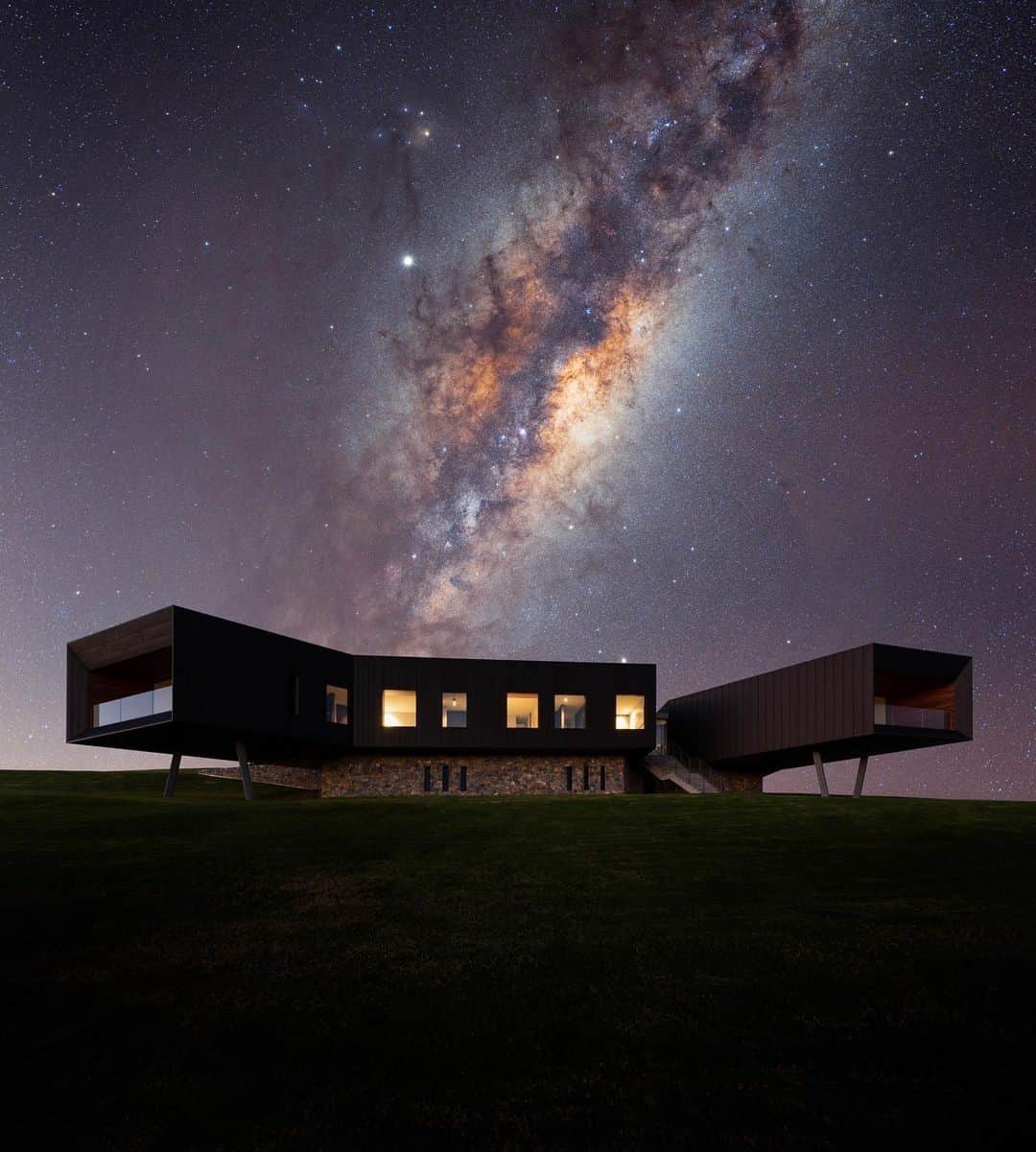 Australiaのインスタグラム：「When your holiday accommodation is lit by the Milky Way 🙌 💫  @knightysphotography captured this incredible shot of @dovecote, a luxury ocean-front farm stay in @visitnsw. This incredible accommodation sits on 150 acres in #Gerringong, less than a two-hour drive from @sydney and just 10-minutes from @kiamansw. As well as epic views, the property has private access to #WerriBeach, and the #Kiama coastal trail. Fun fact: If this house looks familiar it's because it's from the film The Invisible Man 🎬  #seeaustralia #NewSouthWales #holidayherethisyear」