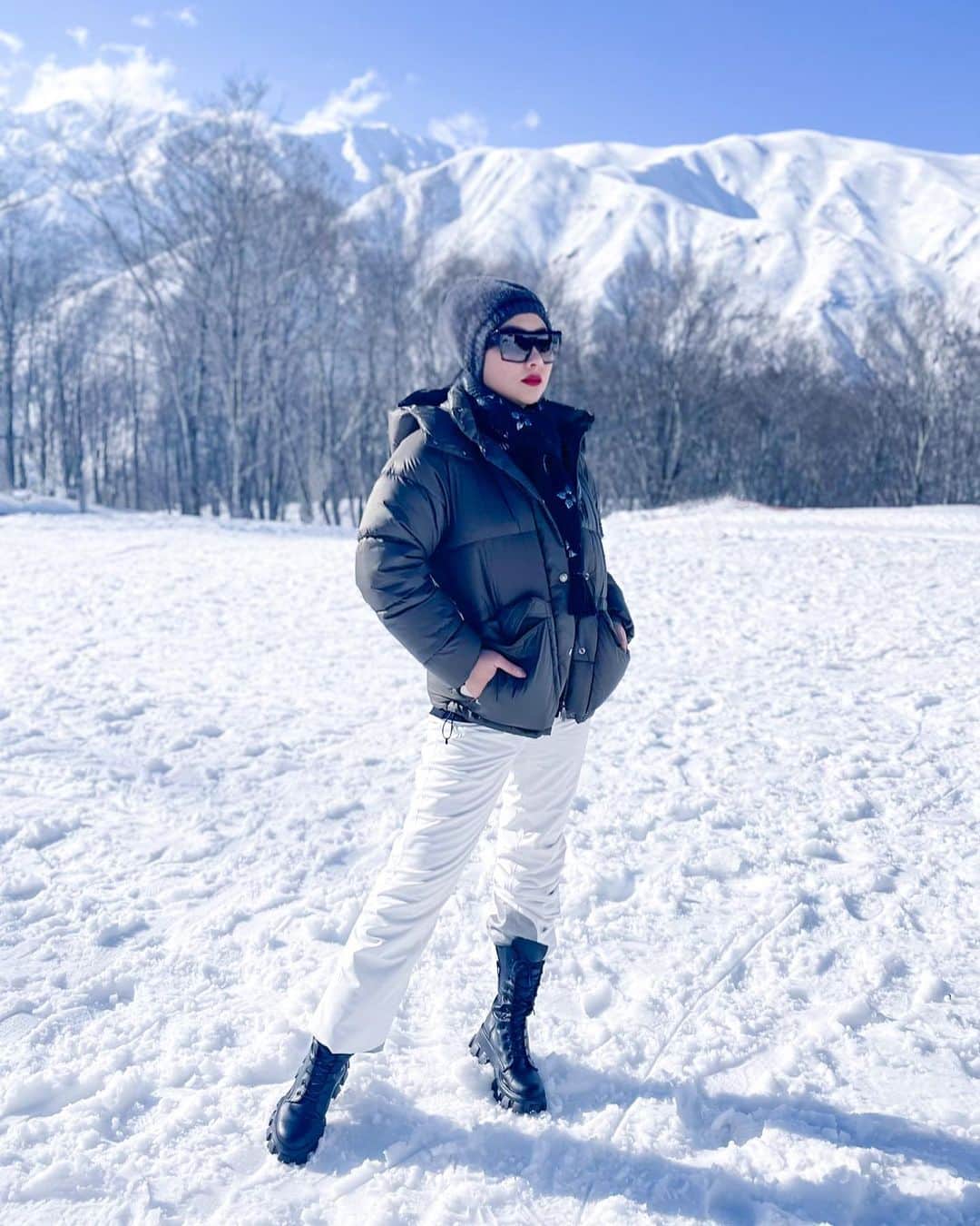 Syahriniのインスタグラム：「• Always A Mountain Lover !  _________________𝓢𝓨𝓡_______________  #PrincesSyahrini #Winter_February2021 #WinterWonderland」