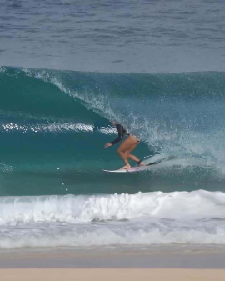 ココ・ホウのインスタグラム：「The waves have been so fun at home it’s hard to pick what peak to surf! Me trying to convince @cocom4debarrelkilla this is the spot 💙😅 Filmed by @riordanpringle」
