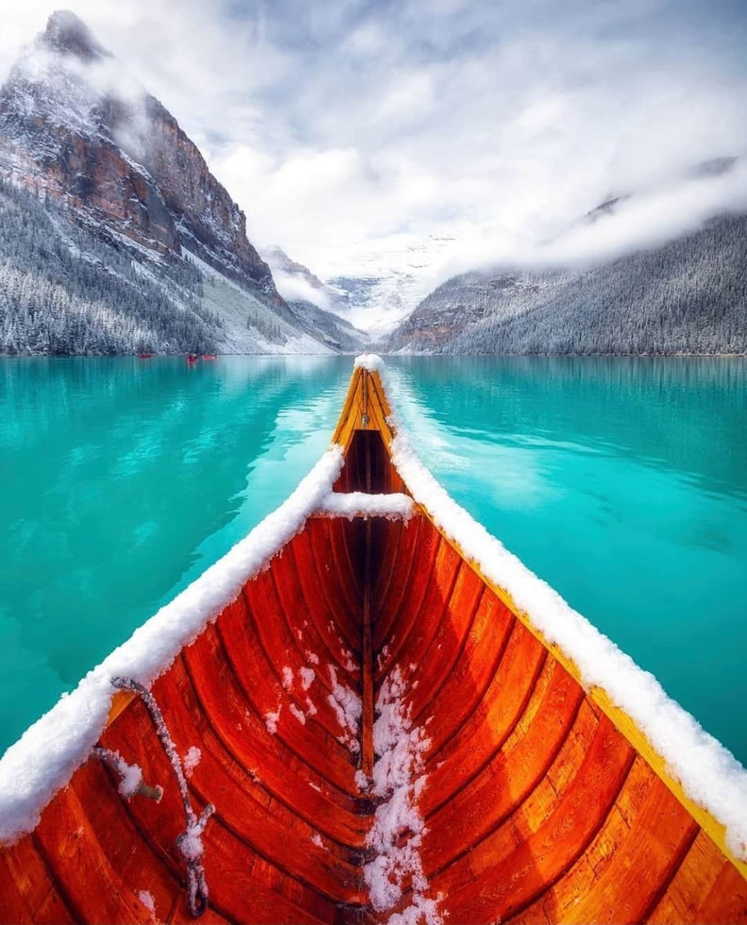 Earth Picsのインスタグラム：「Snowy canoeing day at Lake Louise ❄️ Have you ever had the chance to see this beautiful lake? 📷 @argenel」