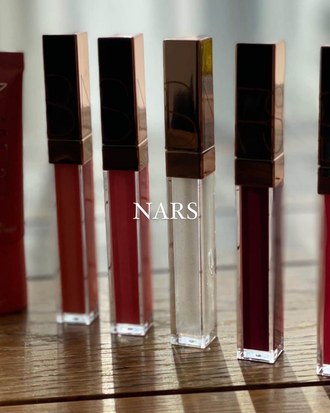 美舟のインスタグラム：「NARS  #アフターグロウリップシャイン ミラーの様な輝きベール 唇に潤いを与えて乾燥から守りふっくらした唇に💋 2021 .3.12 発売  #nars」