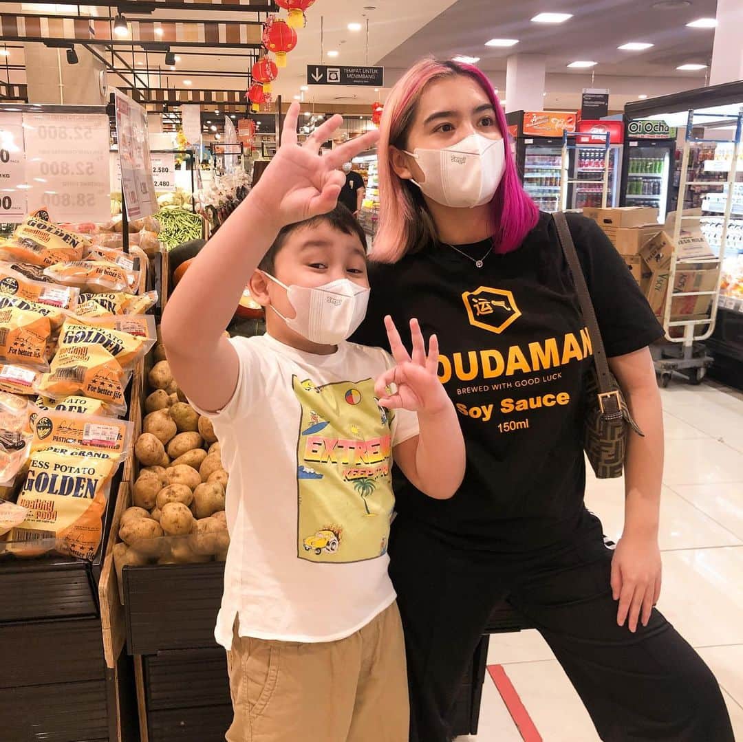 タリア・イファンカ・エリサベスのインスタグラム：「si kesenengan tiap ke supermarket.」