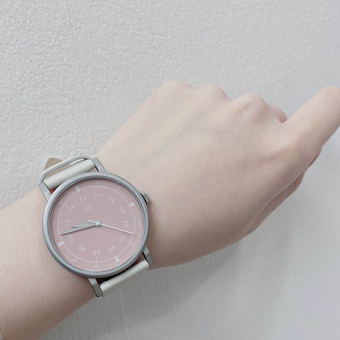 norikoのインスタグラム：「2021/02/24 ＊ ＠mavenjapan 様から頂きました ピンクの盤面の時計。 すごく素敵な時計ばかりで迷った中、 この優しいピンクに一目惚れしました。 届くまで少し時間がかかりましたが、 その分、とても大切な存在に✨ 素敵なお話と時計をありがとうございます😊 ☆ ☆ ☆ 珠音もお気に入りのご様子😂 ☆ ☆ ＃マベン#マベンウォッチズ#時計#腕時計#mavenwatches   ●クーポンコード 【kttltbo86】 ご使用で10%OFFになります。 (本日より1年間有効) ☆ ☆ #時計大好き #ピンク大好き」