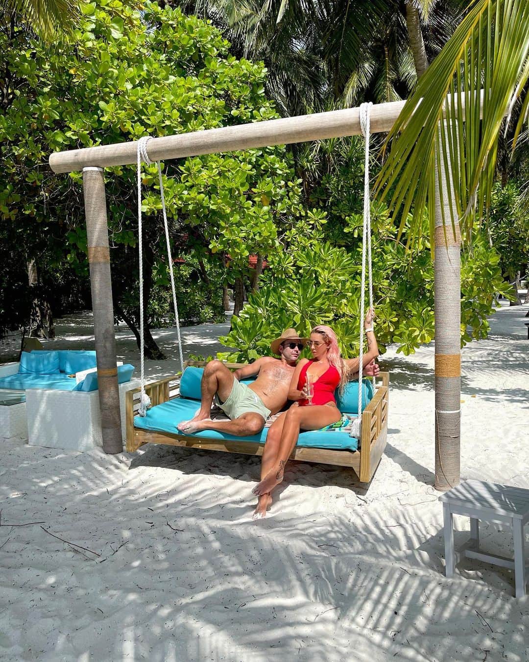 ジョエル・マーディニアンのインスタグラム：「Competition 💃🏼💃🏼💃🏼💃🏼WIN a 4 nights stay for 2 people at @kurumba_maldives in a  luxe Beach Front villa, ALL INCLUSIVE 🎉   FOLLOW ALL THE BELOW STEPS: 1) like ❤️ this photo 2) Follow @kurumba_maldives  3) comment why you should win 4) TAG 3 of your friends المنافسة بلشت 💃🏼💃🏼💃🏼💃🏼اربح اربع ليالي إقامة لشخصين في @kurumba_maldives في فيلا إطلالتها على البحر وشاملة كل شي  بدكم تتبعو الخطوات اللي تحت : ١-إعجاب بالصورة ❤️ ٢-فولو @kurumba_maldives  ٣-علقو ليش لازم نربح ٤ واعملوا تاج # ل ٣ من اصحابكم」