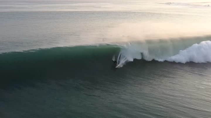 surflineのインスタグラム：「Nias just reminded us that it’s one of the most dreamy, user-friendly tubes on the planet. (So long as it’s not giant, that is. That’s when it goes Super Slab.) Hit the link in bio to see an early season highlight reel. Surfer: @widianto_wau  🎥: @balinthambalko / @surfrawfiles」