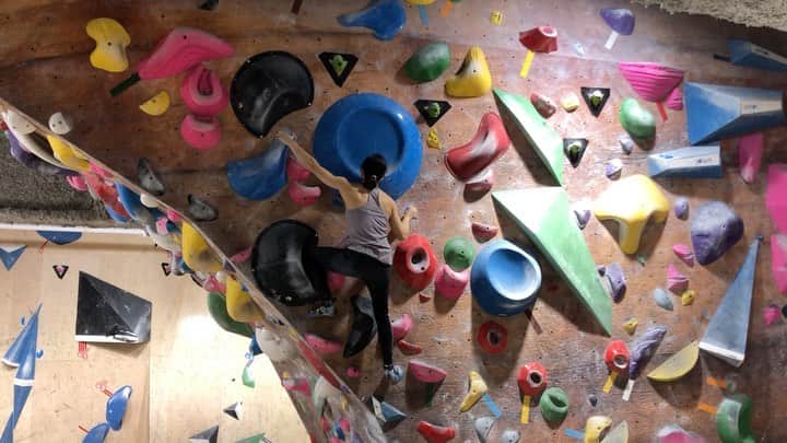 中村真緒のインスタグラム：「@bpump_ogikubo 🌐 ・ 初段GET😎 ゴール1手前取りでたくさん跳ね返されたけど、何回もやったらできた🙆‍♀️ ・ ・ 🎥 @avody1  動画とブラシありがとう！ ・ @addfriction_startup @mudhand_cb @phiten_official @frictionlabs @tenayaclimbing #climbing #bouldering #クライミング #ボルダリング #マオハンド」