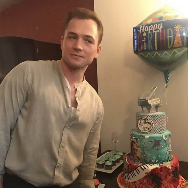 タロン・エガートン（ファンページ）のインスタグラム：「It’s my birthday!! I turned 21 today 🎉🎉」