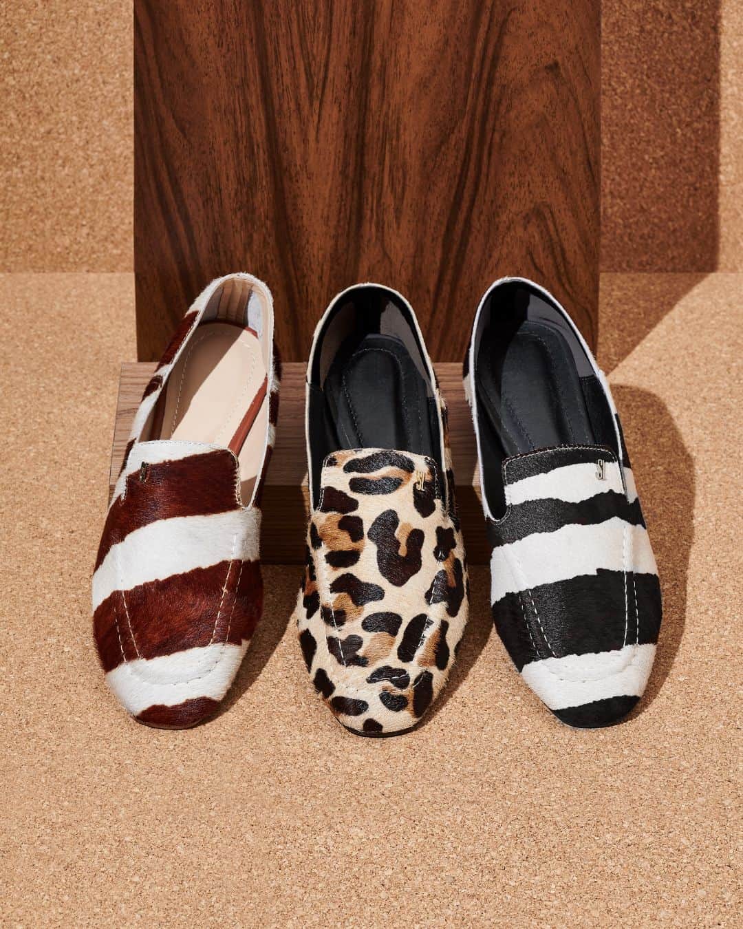Santa Lollaのインスタグラム：「O modelo loafer confere versatilidade e vem reeditado com nossos fashion prints. E ainda tem aquele plus: ao dobrar a parte do calcanhar pode-se utilizar como uma mule super confortável. Escolha o seu novo print favorito e arrase! [ R$189,90 cada ] #santalollainv21 #fashionprints #comfy #loafer」