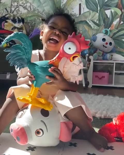 ガブリエル・ユニオンのインスタグラム：「She brightens every day. Here's bit of @kaaviajames joy to get us over Hump Day. 🖤🖤👶🏾👶🏾 #MoanaAppreciationPost」