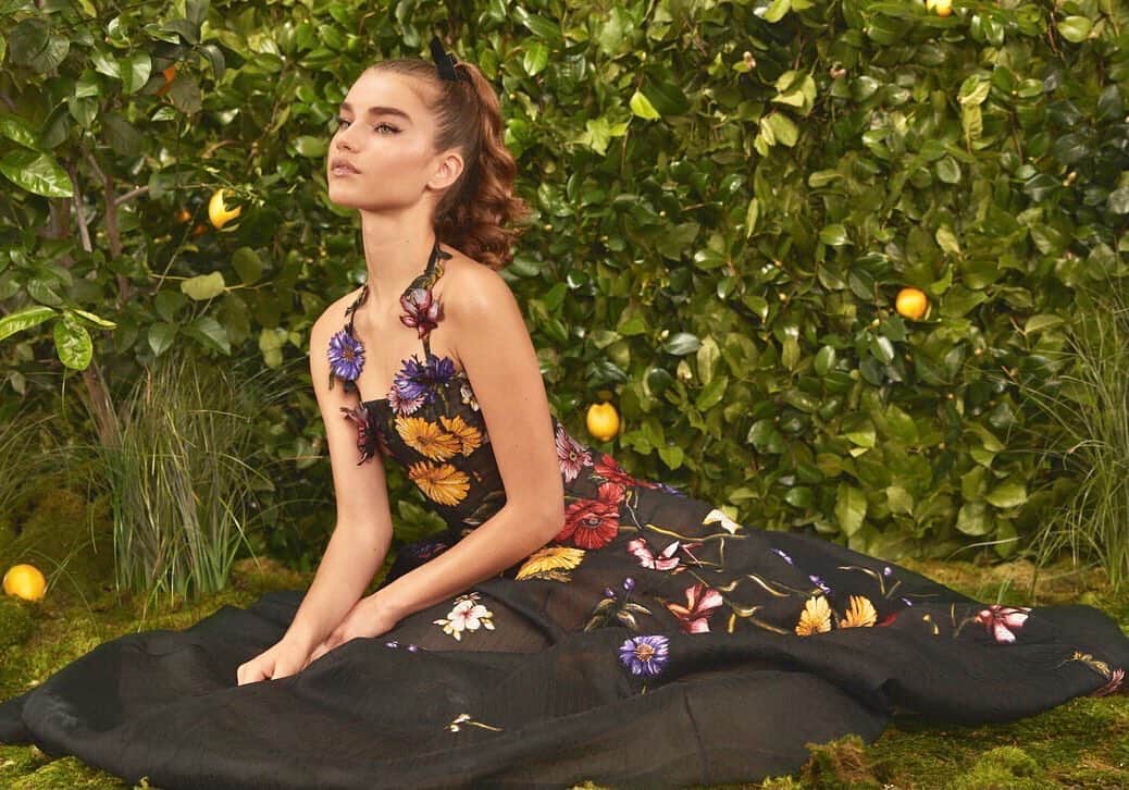 オスカーデラレンタのインスタグラム：「Garden grace. Meghan as muse in the #odlrspring2021 Fiore fil coupé  halter gown.」
