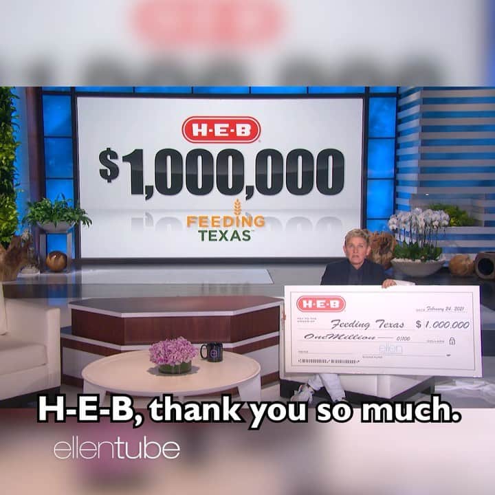 エレン・デジェネレスのインスタグラム：「Everything is bigger in Texas, even the checks. Thank you so much for this incredible donation, H-E-B.」