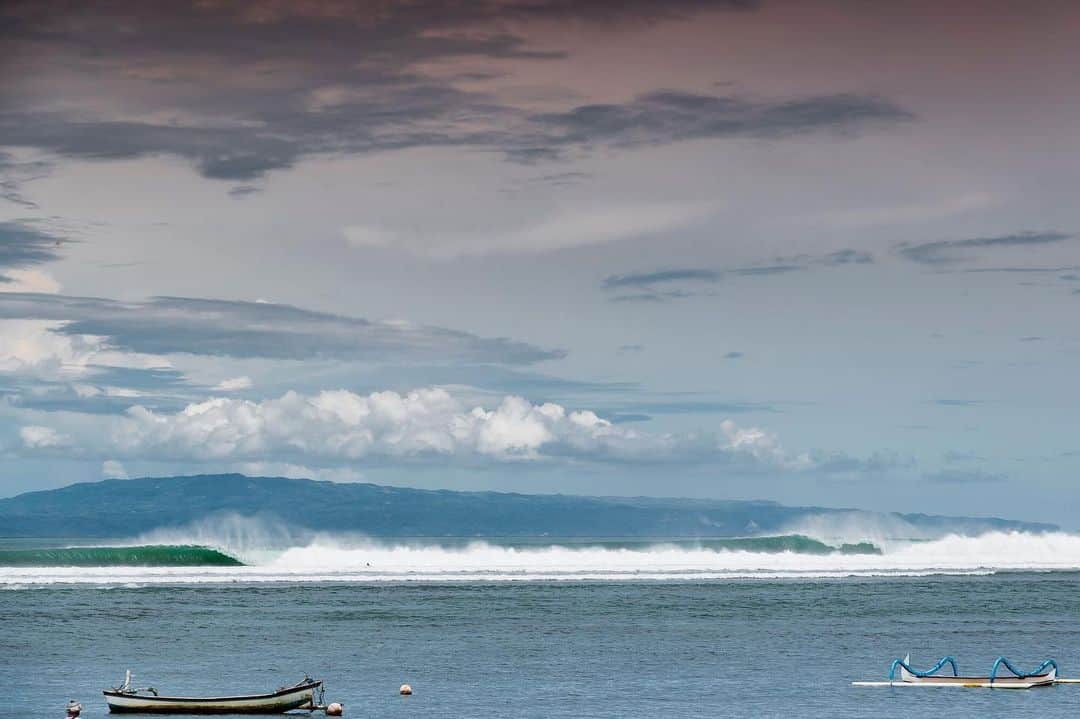 surflineのインスタグラム：「Hey, it’s never too early to start thinking about Bali, as evidenced by this #goodtoepic photo of a fickle, East Coast racetrack taken yesterday. Hit the link in bio to read more. 📷: @liquidbarrel」