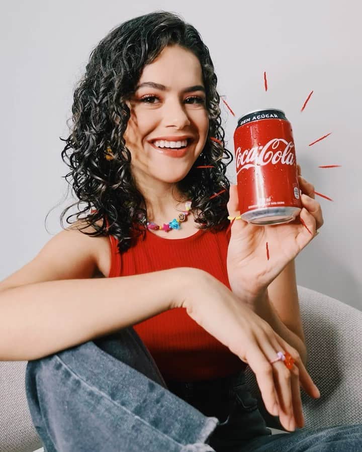 Maisa Silvaのインスタグラム：「E aí primos, já experimentaram a @Cocacola_br sem açúcar hoje? Corre para os meus stories que está rolando cupom de desconto ❤️ #TodaCocaÉNormal」