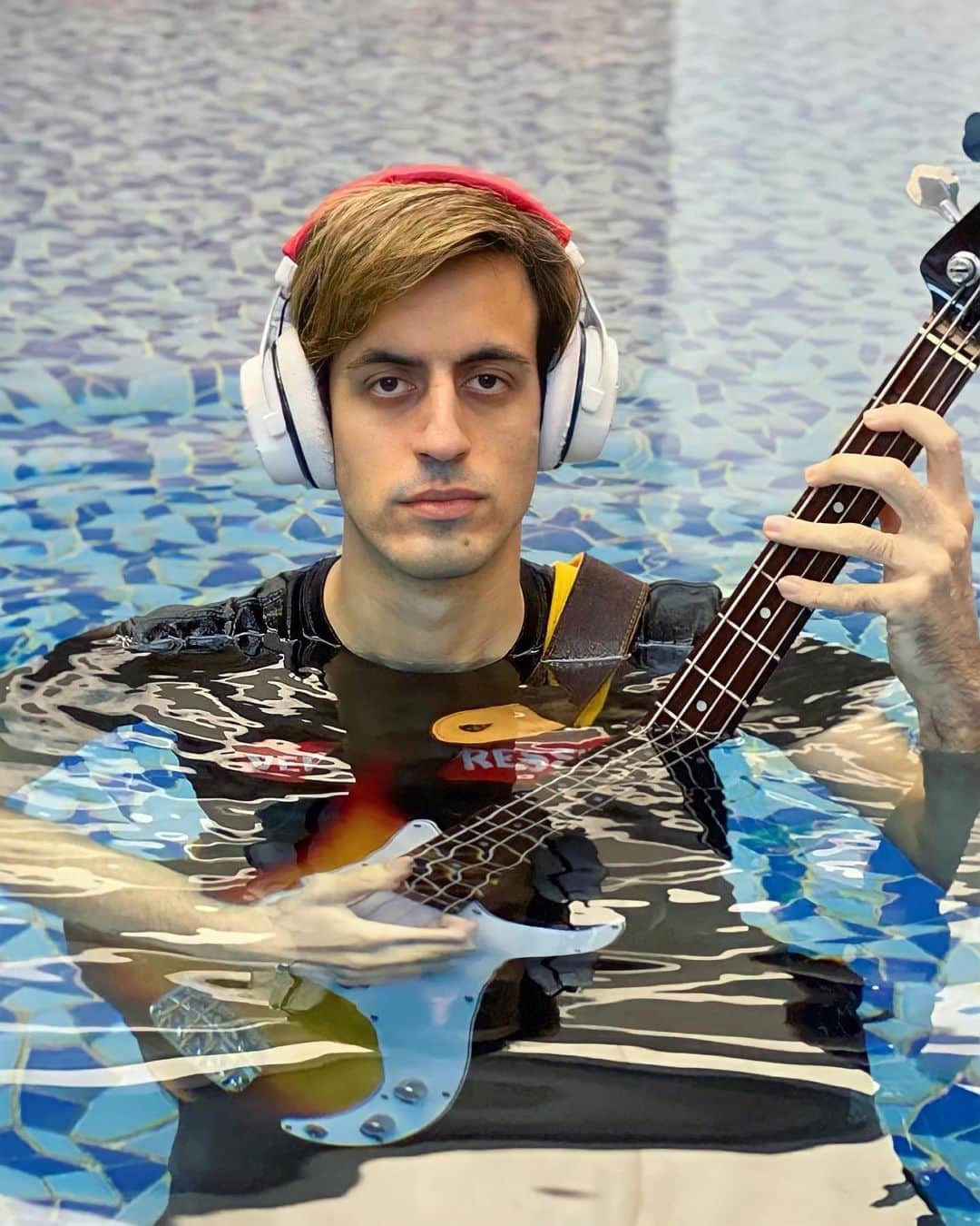 YouTubeのインスタグラム：「💦🎸 @davie504’s shredding while soaked. Make song requests in the comments and check out his channel for more unique bass playing. Link in bio. 🔗」
