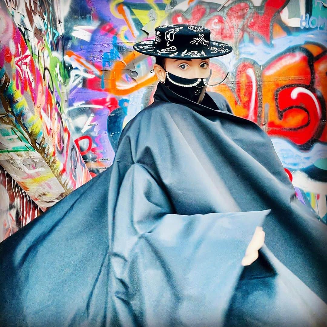 B. Akerlundのインスタグラム：「Feel like zorro today .... can’t wait to show you all what I am cooking up with the students from @otisfashion this year . #mentor 🎩 @sarahsokolmillinery 👘 @hakanakkaya 😷 @rinaldyyunardiofficial  available @theresidencyexperience」