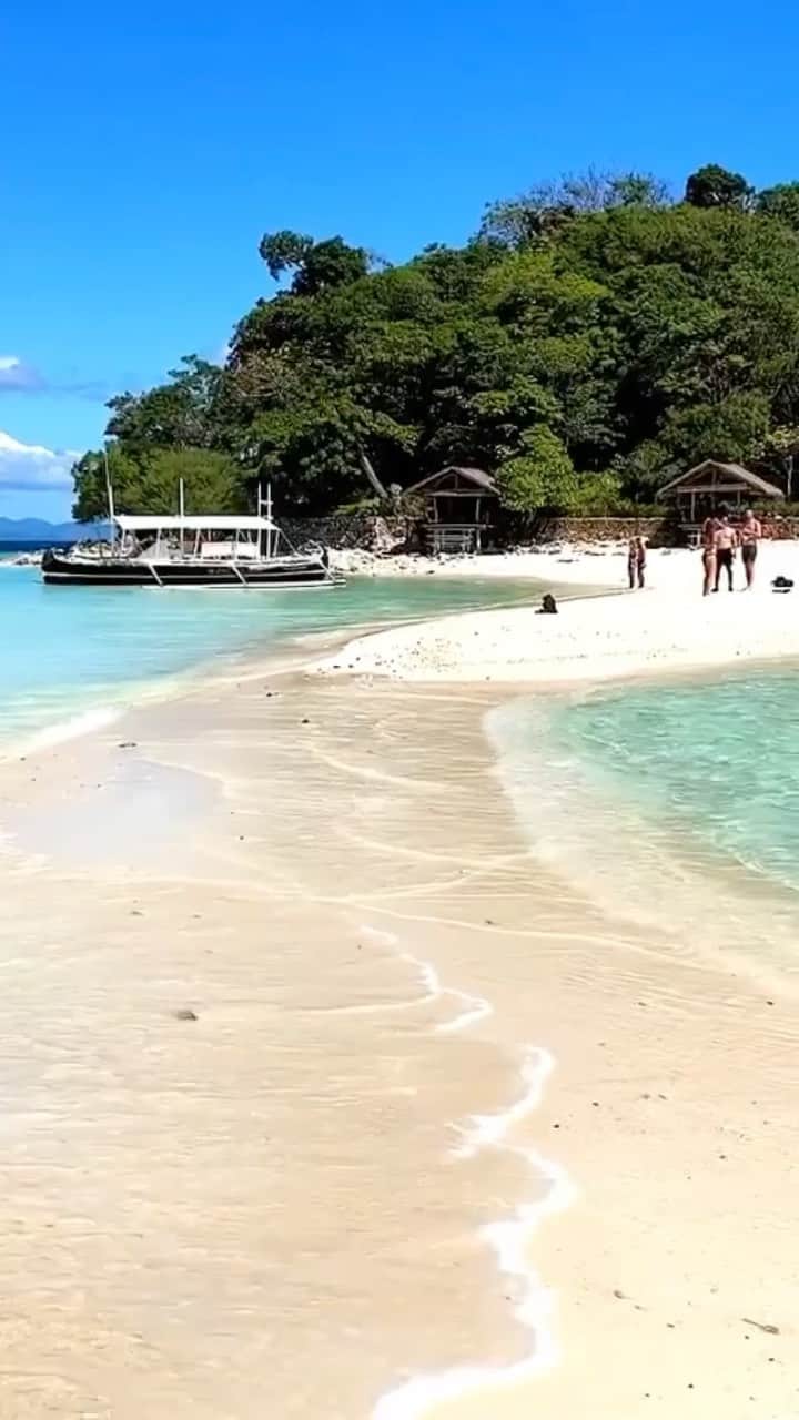 Earth Picsのインスタグラム：「Crystal clear waters of Waling Waling Island, Coron, Palawan, Philippines 🇵🇭 Is the Philippines on your bucket list? 🎥 @lugaresquevocedeveconhecer . . . . . . . . #earthpix #walingwalingisland #philippines🇵🇭 #clearwaters」