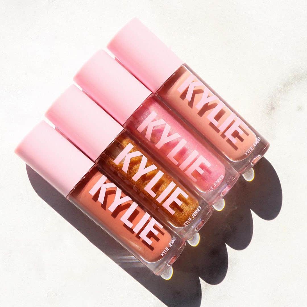 Kylie Cosmeticsのインスタグラム：「on wednesday's we wear high gloss 💋 ⁠⁠ ⁠⁠ shades from top to bottom:⁠⁠ 💗 stuck on you high gloss⁠⁠ 💗 sweet high gloss⁠⁠ 💗 yesss girl high gloss⁠⁠ 💗 snatched high gloss」