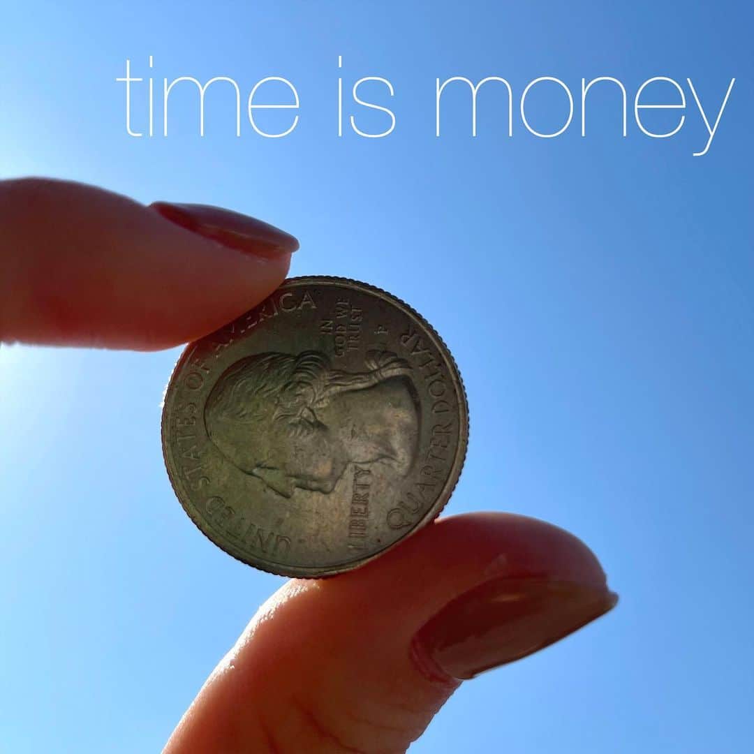 アメリカ大使館のインスタグラム：「🇯🇵日本語でも「時は金なり」と同じ意味のイディオムが”time is money”⏳💵 ステイホーム中、家でスマホ📱やテレビ📺に没頭してたら1日が終わってしまった😱なんて事ありませんか？ こんな時期だから気軽に外出したり、友達と会える機会が少なくなってしまっているかもしれないですが、おうち時間を充実させて、有意義な時間を過ごしてくださいね😃 . #usa #america #studyabroad #livinginamerica #idioms #phrases #timeismoney #coin #bluesky #stayhome #meaningful #studyenglish #アメリカ #留学 #アメリカ生活 #イディオム #フレーズ #英語の勉強 #英会話 #時は金なり #コイン #青空 #有意義 #ステイホーム #おうち時間」